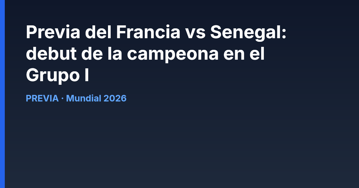 Balón de fútbol sobre el césped de un estadio iluminado